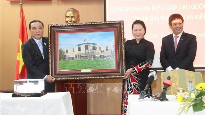 La Présidente de l'AN, Nguyên Thi Kim Ngân, offre des cadeaux à un représentant de la communauté vietnamienne. Photo : VNA.