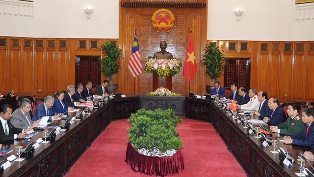 Vue générale de l’entretien entre le Premier ministre Nguyên Xuân Phuc et son homologue malaisien Mahathir Mohamad,  le 27 août à Hanoi. Photo : Trân Hai/NDEL.