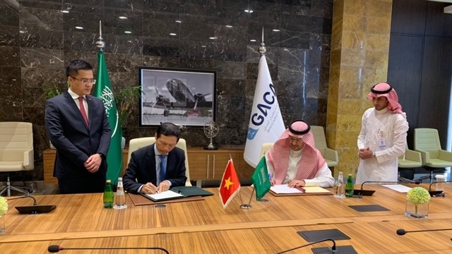L’ambassadeur vietnamien à l'Arabie saoudite, Vu Viêt Dung, et le directeur général du Département de l’Aviation civile de l'Arabie saoudite, Abdulhadi bin Ahmed Al-Mansouri, signent l’accord de transport aérien entre le Vietnam et l'Arabie saoudite. Photo : baoquocte.vn.