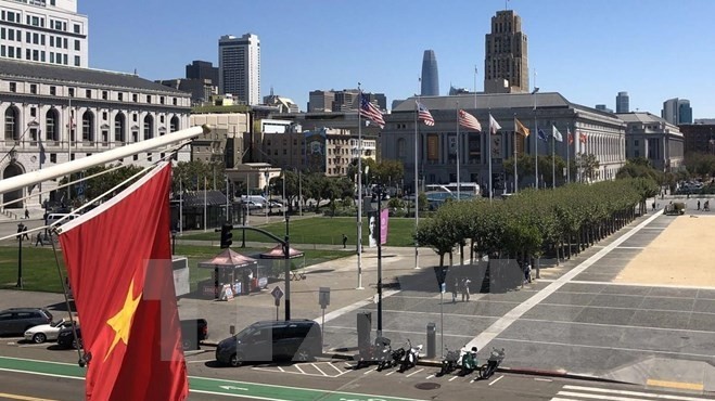Le drapeau vietnamien levé devant la Mairie de la ville de San Francisco. Photo : VNA.