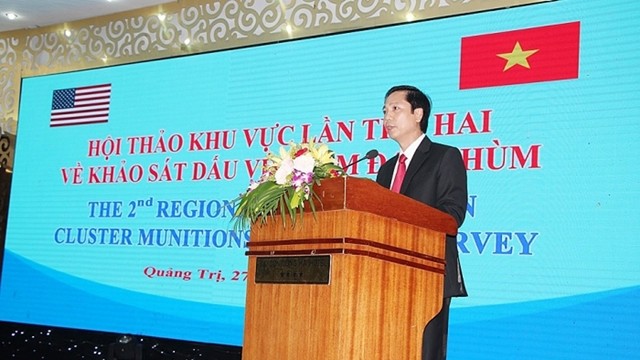 Le vice-président du Comité populaire de la province de Quang Tri, Hoàng Nam, prend la parole lors du séminaire. Photo : thoidai.com.vn.