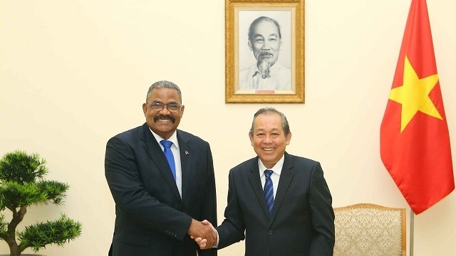 Le Vice-PM permanent du Vietnam Truong Hoa Binh (à droite) et le président de la Cour populaire suprême de Cuba Rubén Remigio Ferro. Photo : VGP.
