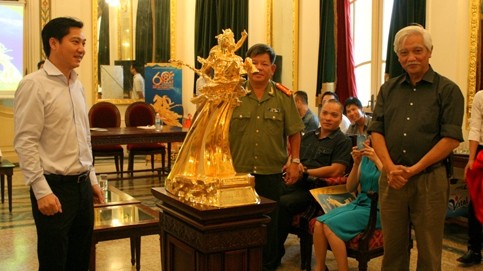 La cérémonie de présentation deux statues dorées du génie Giong à l’Opéra de Hanoi. Photo: VOV.