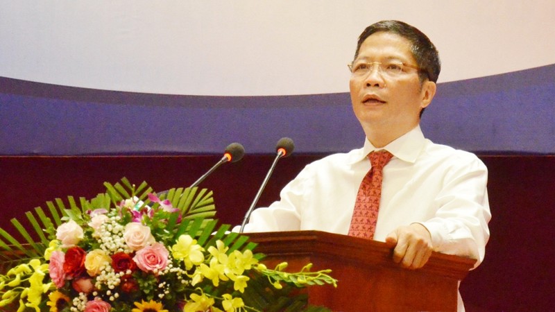 Le ministre de l'Industrie et du Commerce, Trân Tuân Anh prend la parole lors de la conférence. Photo : conganquangninh.gov.vn