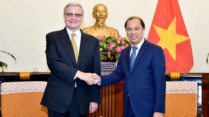 Le vice-ministre vietnamien des Affaires étrangères Nguyên Quôc Dung (à droite) et Jorge Chediek, directeur de l'UNOSSC. Photo : BQT.