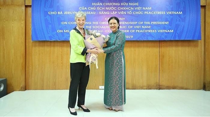 Cérémonie de remise de l’Ordre de l’Amitié à Jerilyn Brusseau, fondatrice de l’organisation « Peace Trees Vietnam », le 29 août à Hanoi. Photo : baoquocte.vn.