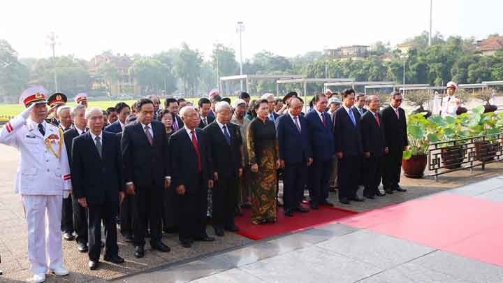 Des dirigeants vietnamiens rendent hommage au Président Hô Chi Minh. Photo : VGP.