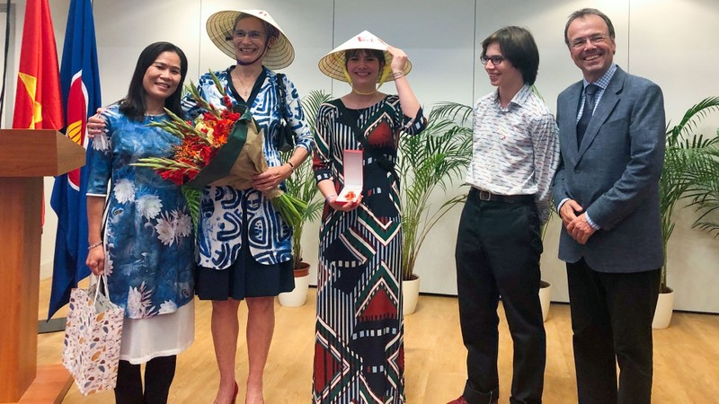 L’ambassadrice Ngô Thi Hoa (à gauche) et l’ancienne ambassadrice néerlandaise au Vietnam, Nienke Trootster (2e, à gauche). Photo : BQT.