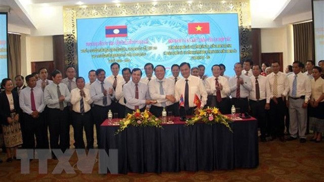 Cérémonie de signature de l'accord de coopération entre Quang Tri et les provinces de Savannakhet et Salavan. Photo : VNA