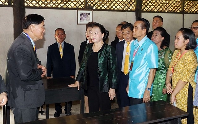 La Présidente de l’AN vietnamienne Nguyên Thi Kim Ngân visite la zone commémorative du Président Hô Chi Minh dans la province thaïlandaise d’Udon Thani. Photo : VNA.