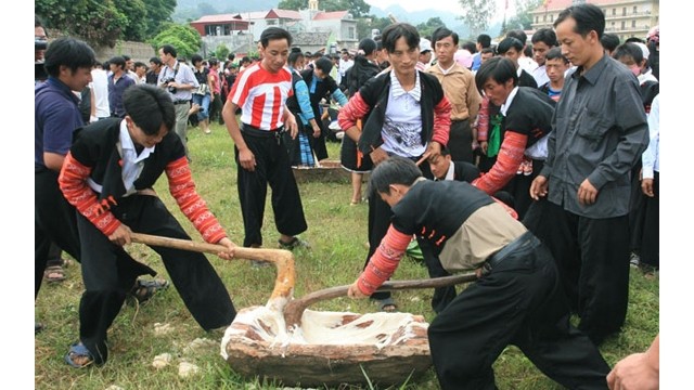 Le concours de pilonnage de banh dày des HMông. Photo : NDEL.