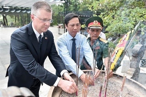 L’ambassadeur américain au Vietnam, Daniel J.Kritenbrink (1er à gauche), au cimetière national de Truong Son. Photo: TĐ/CVN