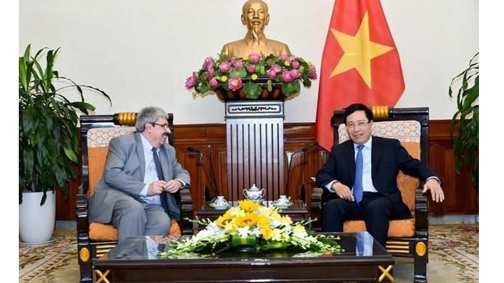 Le Vice-Premier ministre et ministre des AE, Pham Binh Minh (à droite) et le vice-ministre des AE de l’Uruguay, Ariel Bergamino. Source : baoquocte.vn
