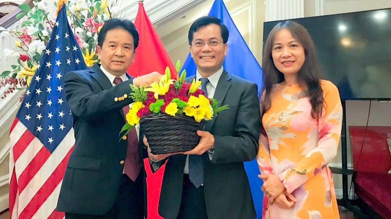 L'ambassadeur du Laos aux Etats-Unis Khampheng Anlavan (à gauche) et l'ambassadeur vietnamien Hà Kim Ngoc (au centre). Photo : BQT.