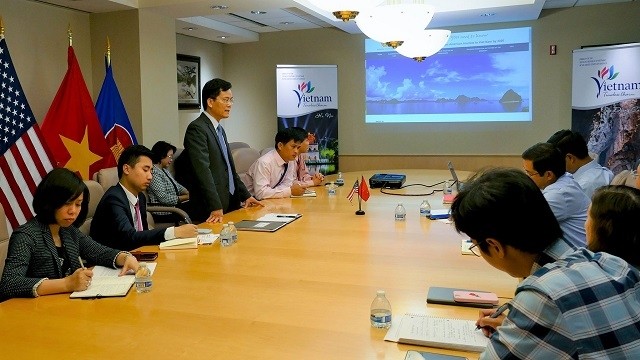 L’ambassadeur vietnamien aux États-Unis Hà Kim Ngoc (debout), lors de la cérémonie de lancement d'un site d’information sur le tourisme vietnamien. Photo : BQT.