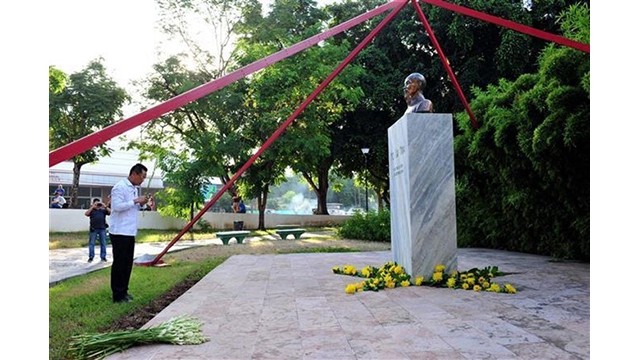 L’ambassadeur vietnamien Nguyên Trung Thành devant le buste du Président Hô Chi Minh. Photo : VNA.