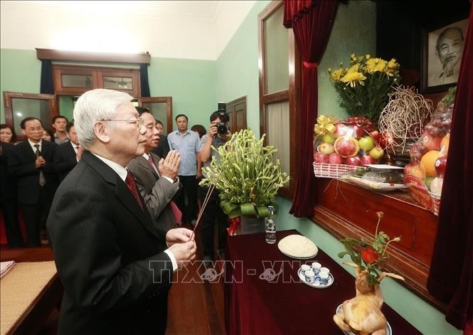 Le Secrétaire général du Parti communiste du Vietnam et Président vietnamien, Nguyên Phu Trong, offre des encens dans la Maison 6. Photo : VNA.