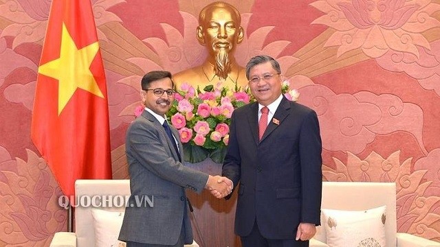 Le président de la Commission des Relations extérieures de l'AN vietnamienne, Nguyên Van Giàu (à droite), et l’ambassadeur indien au Vietnam, Pranay Verma, le 3 septembre à Hanoi. Photo: quochoi.