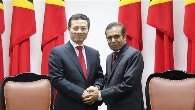 L’envoyé spécial du Premier ministre vietnamien, Nguyên Manh Hùng (à gauche), et le Premier ministre est-timorais, Taur Matan Ruak. Photo : VNA.