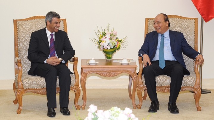 Le Premier ministre Nguyên Xuân Phuc (à droite) et Khaled Ali Al-Fadhel, ministre du Pétrole et ministre koweïtien de l’Eau et de l’Electricité. Photo : Trân Hai/NDEL.