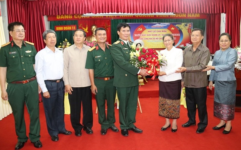 La présidente de l’Assemblée nationale laotienne, Pany Yathotou (3e à droite), rend visite le 2 septembre au Corps de troupes 11 relevant du Ministère vietnamien de la Défense. Photo : NDEL