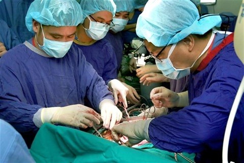 Des médecins de l’hôpital Viêt Duc effectuant un greffe d’organe.
