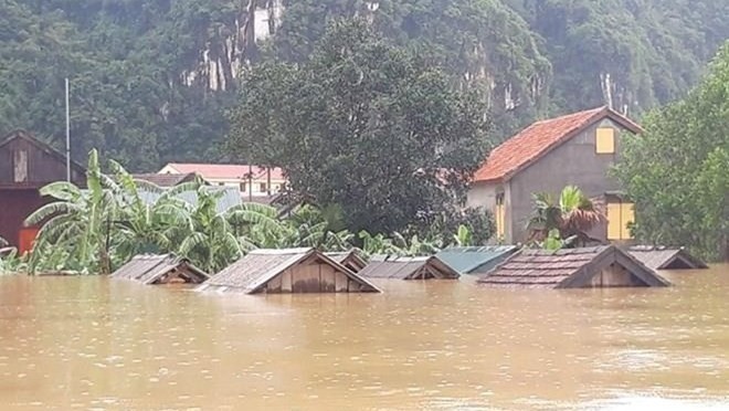 Les inondations sur une vaste échelle de plusieurs villes et provinces du Centre nuisant la vie et la production des habitants locaux. Photo : VNA.