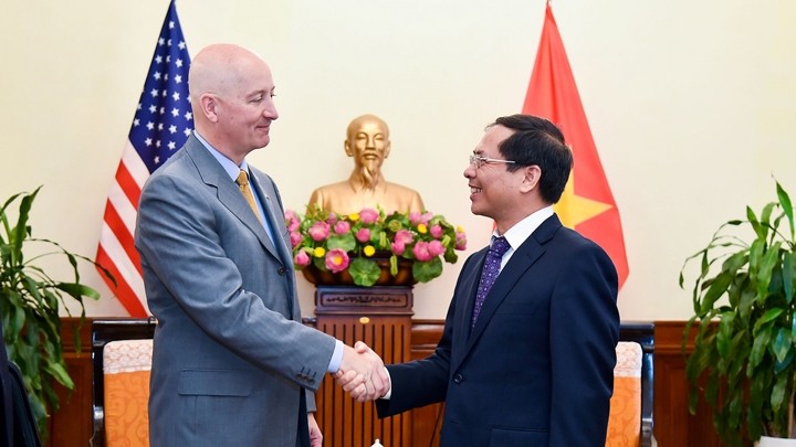 Le vice-ministre des Affaires étrangères Bùi Thanh Son (à droite) et le gouverneur du Nebraska, John Pete Ricketts. Photo : BQT.