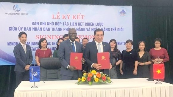 Cérémonie de signature du mémorandum d'accord sur la coopération stratégique entre Dà Nang et la BM. Photo : VNA. 