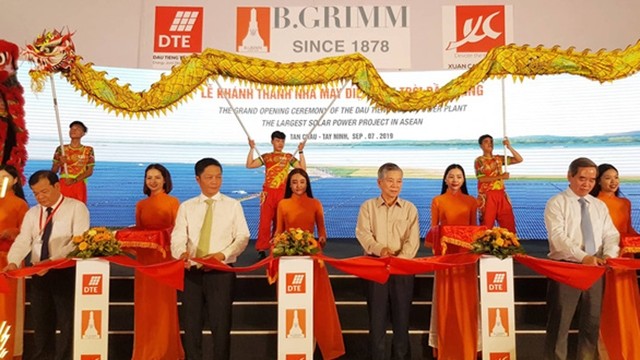 Cérémonie d’inauguration du groupe de centrales solaires de Dâu Tiêng, le septembre dans la province de Tây Ninh. Photo : tuoitre.vn.