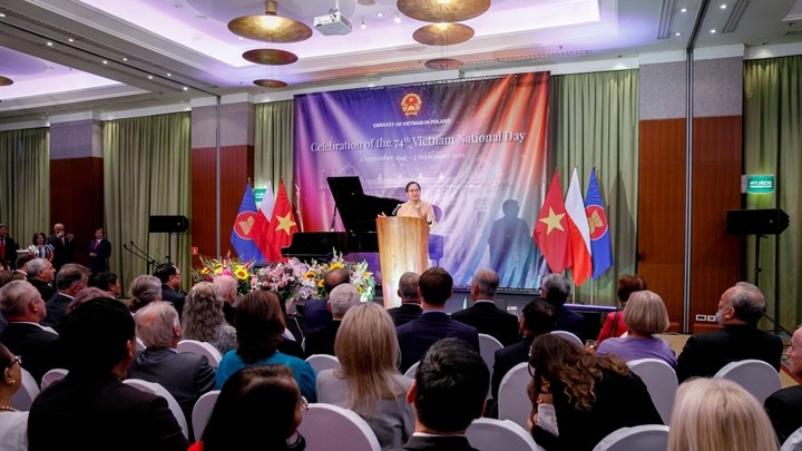 L’ambassadeur du Vietnam en Pologne, Vu Dang Dung, prend la parole lors de la cérémonie. Photo : BQT.