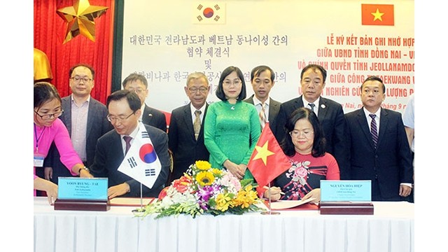 La signature de l'accord de coopération dans le secteur énergétique entre la province de Dông Nai et a délégation de la province sud-coréenne de Jeollanam. Photo : http://baodongnai.com.vn