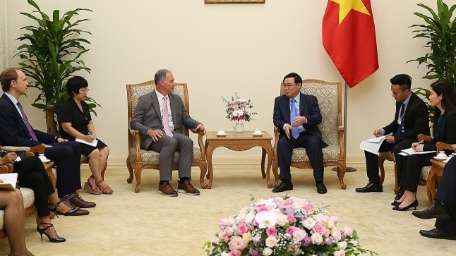 Le Vice-Premier ministre Vuong Dinh Huê (à droite) et Scott Kicker, directeur général de Gen X-Energy. Photo : BQT. 