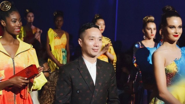 Le styliste vietnamien Dô Trinh Hoài Nam présente sa collection d’Ao dai à la New York Couture Fashion Week 2019. Photo : VOV.