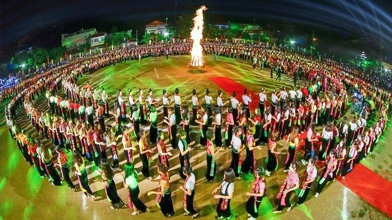 Une représentation de masse de danse « xoe » des Thai. Photo : VOV.