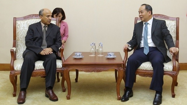 Le vice-ministre vietnamien de la Culture, des Sports et du Tourisme, Lê Khanh Hai (à droite), et l'ambassadeur saoudien au Vietnam, Saud F.M.Al Suwelim. Photo : TQ.