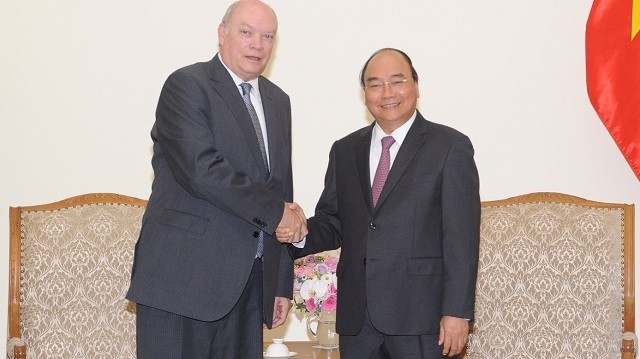 Le PM vietnamien Nguyên Xuân Phuc (à droite) et le ministre cubain du Commerce extérieur et de l’investissement étranger Rodrigo Malmierca Diaz, le 10 septembre à Hanoi. Photo : Trân Hai/NDEL.