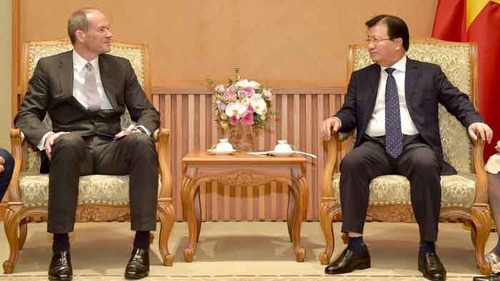 Le Vice-Premier ministre Trinh Dinh Dung (à droite) et le président et directeur général de Jardine Matheson, Ben Keswick. Photo : BQT.