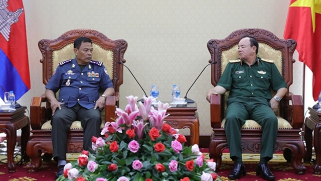 Le général de corps d’armée Pham Ngoc Minh, chef d'état-major adjoint de l'Armée populaire du Vietnam (à droite) et le général On Sok-khon, commandant adjoint de gendarmerie de l’Armée royale du Cambodge. Photo: qdnd.vn