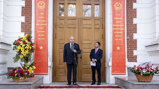 L’ambassadeur vietnamien en Russie Ngô Duc Manh (à droite) et l’envoyé spécial du Président russe Mikhain Shvydkoi, lors de la cérémonie de célébration de la 74e Fête nationale du Vietnam à Moscou. Photo : NDEL. 