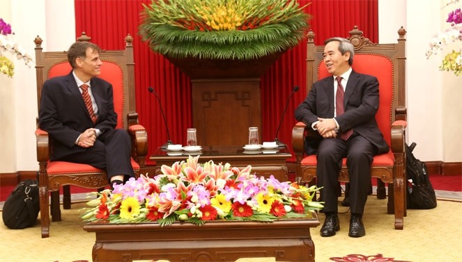 Nguyên Van Binh, chef de la Commission de l'Économie du Comité central du PCV (à droite) et  l’assistant adjoint du secrétaire américain au Trésor Robert Kaproth. Photo : VNA.