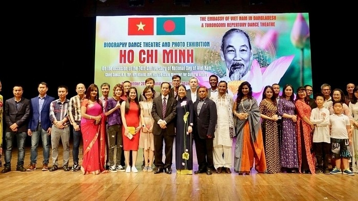Les artistes et les invités lors du programme artistique en l'honneur du Président Hô Chi Minh au Bangladesh. Photo : BQT.