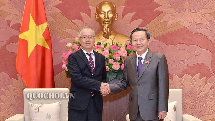 Le Vice-Président de l’AN vietnamienne Phùng Quôc Hiên (à droite) et le vice-président de la JICA Yasushi Tanaka, le 10 septembre à Hanoi. Photo : quochoi.vn.