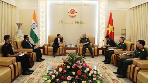 Rencontre entre le vice-ministre vietnamien de la Défense Nguyên Chi Vinh et l’ambassadeur indien au Vietnam Pranay Verma. Photo: QDND.