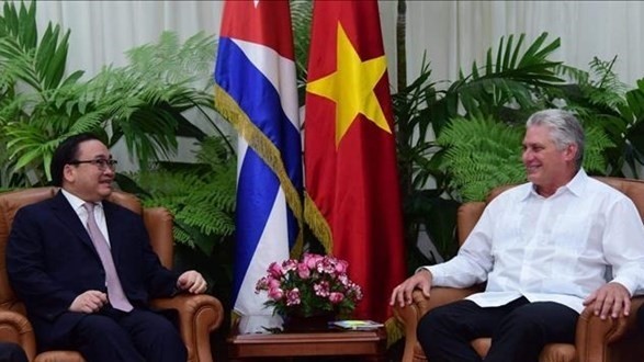 Le secrétaire du Comité du Parti pour Hanoi, Hoàng Trung Hai (à gauche), et le Président du Conseil de l’État et Président du Conseil des ministres de Cuba, Miguel Díaz-Canel Bermúdez. Photo : VNA.
