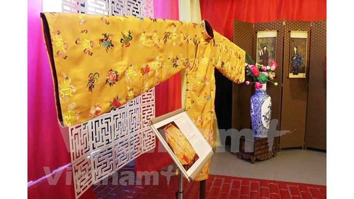 Une tenue royale présentée à l’exposition. Photo : VNA.