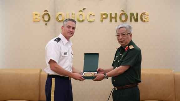Le général de corps d’armée Nguyên Chi Vinh, vice-ministre de la défense, (à droite) et le nouvel attaché militaire américain Thomas Stevenson. Photo : QDND.