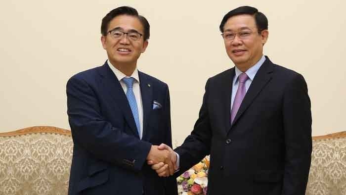 Le Vice-Premier ministre Vuong Dinh Huê (à droite) et le gouverneur de la préfecture japonaise d’Aichi, Omura Hideaki. Photo : BQT.