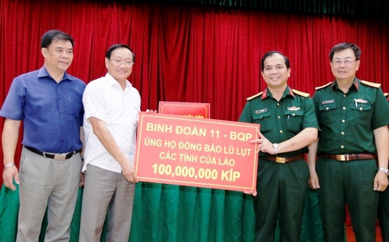 L’ambassadeur vietnamien au Laos Nguyên Ba Hùng (2e à gauche) reçoit un don de plus de 10 000 dollars du Corps de troupe No11 du ministère vietnamien de la Défense. Photo: NDEL.
