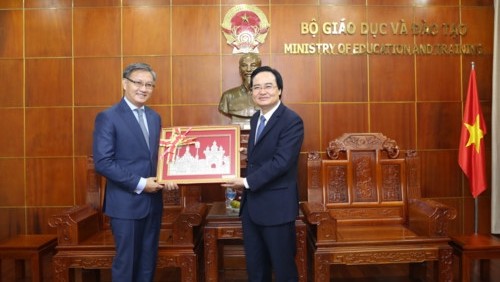 Le ministre vietnamien de l’Éducation et de la Formation Phùng Xuân Nha (à droite) et l’ambassadeur laotien au Vietnam Thongsavanh Phomvihane, le 16 septembre à Hanoi. Photo : GDTD.
